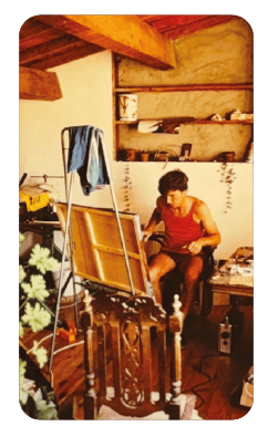 John Goudie Lynch, peintre à Rodès, dans son atelier en pleine création artistique